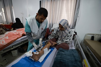 砲撃で脚を負傷して治療を受ける女性=2024年1月28日 © MSF