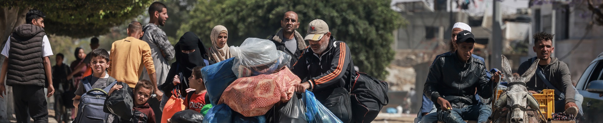 イスラエルの退避要求を受け移動する人びと(ラファ)=2024年5月6日 © MSF