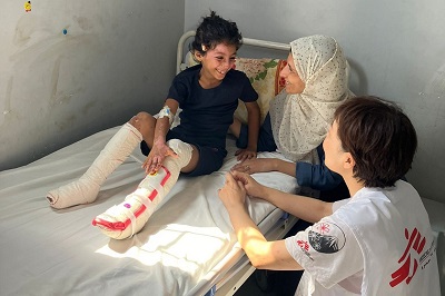 多くの子どもがやけどや大けがを負って入院していた © MSF