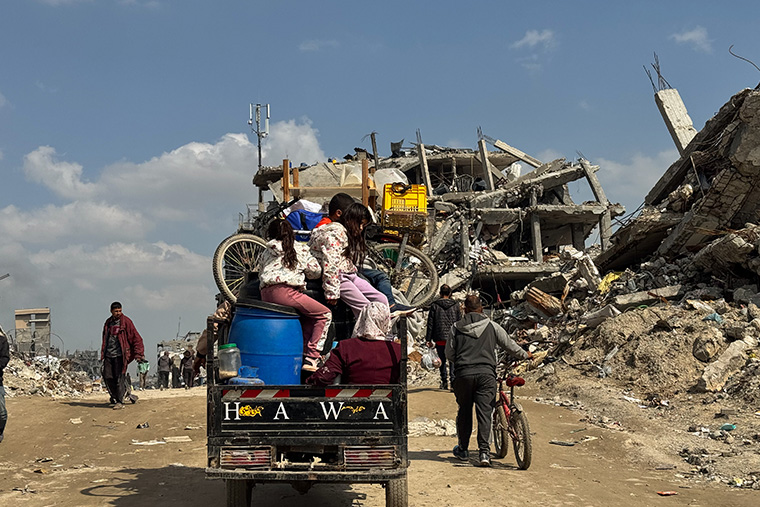 避難先からガザ北部のベイト・ラヒヤへ移動する家族=2025年2月17日 Ⓒ Nour Alsaqqa/MSF