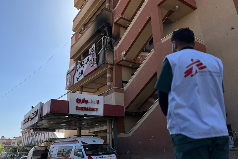 攻撃を受けたナセル病院の前に立つMSFスタッフ=2025年3月24日 Ⓒ MSF