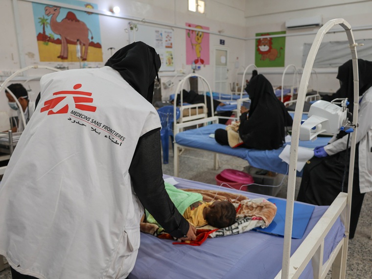 栄養失調の子どもを治療するMSFの看護師ら=2025年3月4日撮影 Ⓒ Majdi Al Adani/MSF