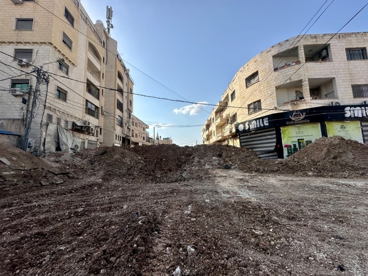 ジェニン難民キャンプの入り口でイスラエル軍が道路を破壊し、住民が戻ってこられないよう土盛りの壁を作った=2025年3月5日 Ⓒ Oday Alshobaki/MSF