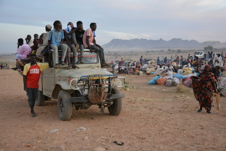 攻撃でそれまでの居場所を追われ、車で移動する人びと=2025年4月20日 Ⓒ Jerome Tubiana/MSF