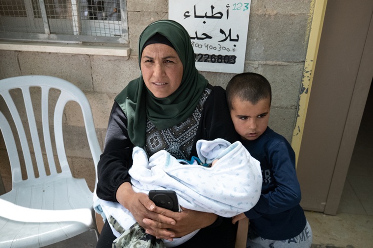 イスラエル軍や入植者の暴力が悪化している西岸地区南部マサーフェルヤッタで、治療を受けるためMSFの診療所を訪れた母子=25年5月13日 Ⓒ MSF