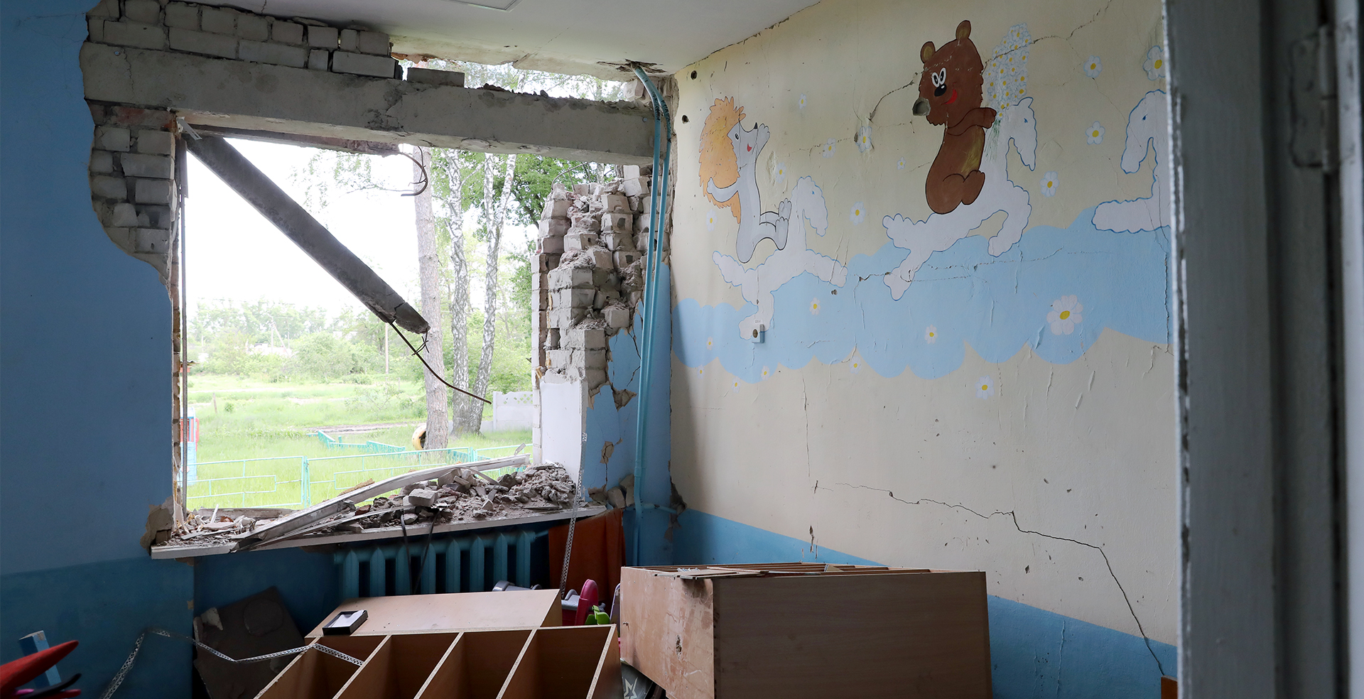 激しい戦闘が起きたウクライナ北部の村。破壊された学校の建物内＝2022 年6月　© Melissa Pracht/MSF 