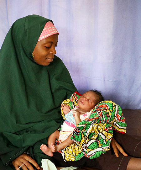 数時間前に生まれたばかりの赤ちゃんとその母親<br> ＝2022年5月ナイジェリアのMSF助産院　© MSF