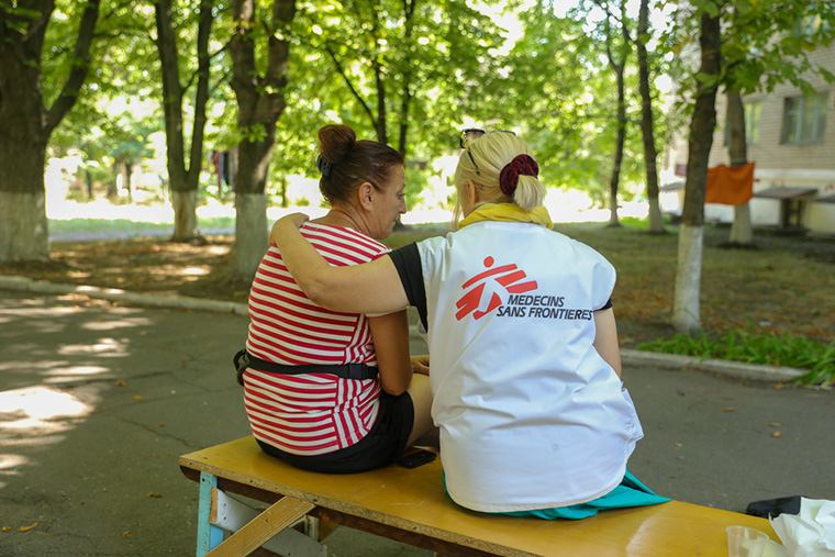 ウクライナのヘルソンから避難した女性。<br> 国内避難民センターでMSFの心理士が話を聞く　Ⓒ MSF