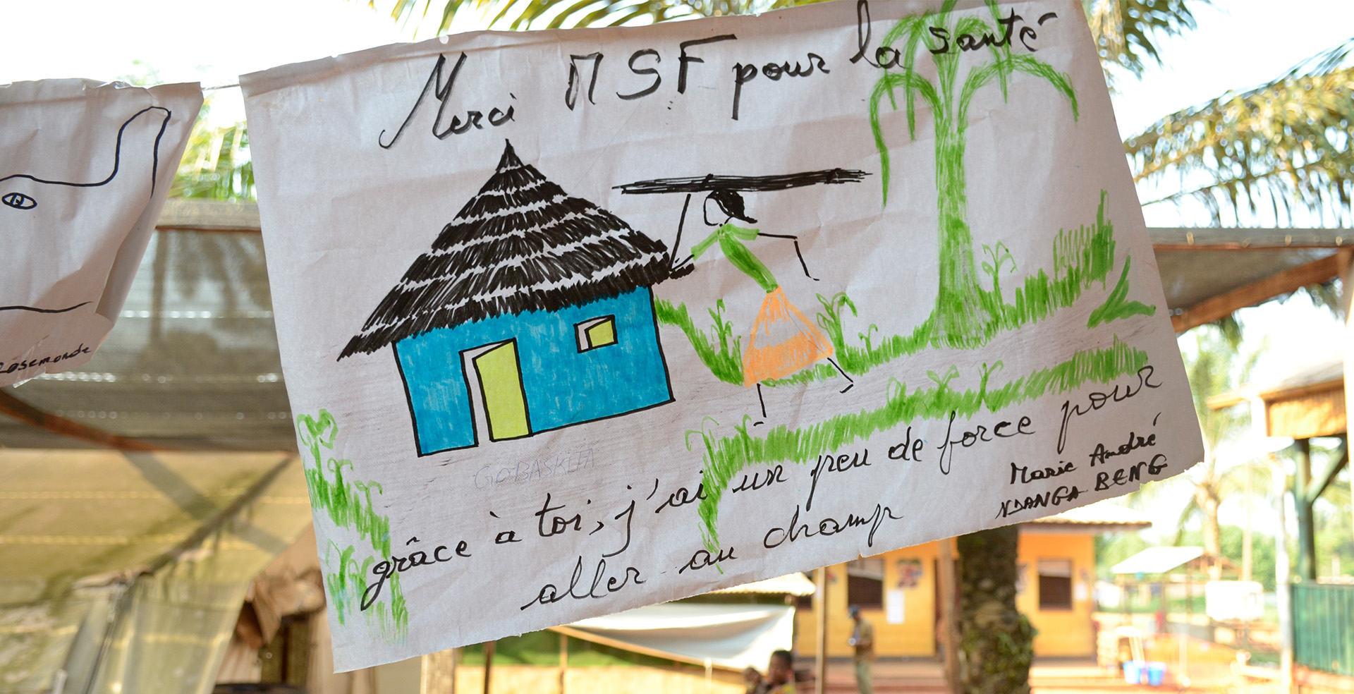 中央アフリカ共和国では、栄養失調の子どもを抱え育児に行き詰まった母親たちに、心のケアを行った。「MSFのおかげで畑に行く元気がでました」と感謝の気持ちがつづられた絵。Ⓒ MSF