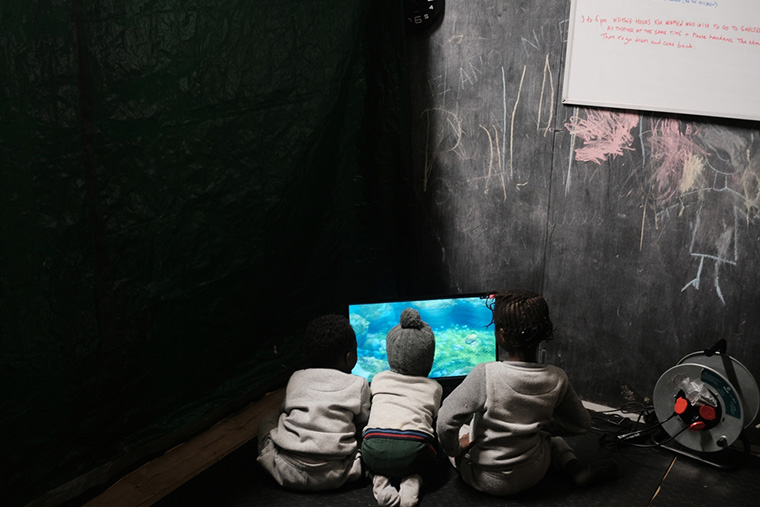 MSFの捜索救助船ジオ・バレンツ号の女性用エリアで、アニメを見る子どもたち＝2022年3月　Ⓒ Kenny Karpov