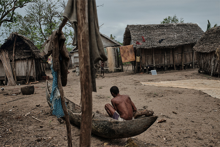 カヌーを修理する漁師。東アフリカの島国マダガスカルでは、2月上旬にサイクロン「バチライ」が地域を襲い、人びとの暮らしに壊滅的な打撃を与えた＝2022年3月　Ⓒ iAko M. Randrianarivelo/Mira Photo