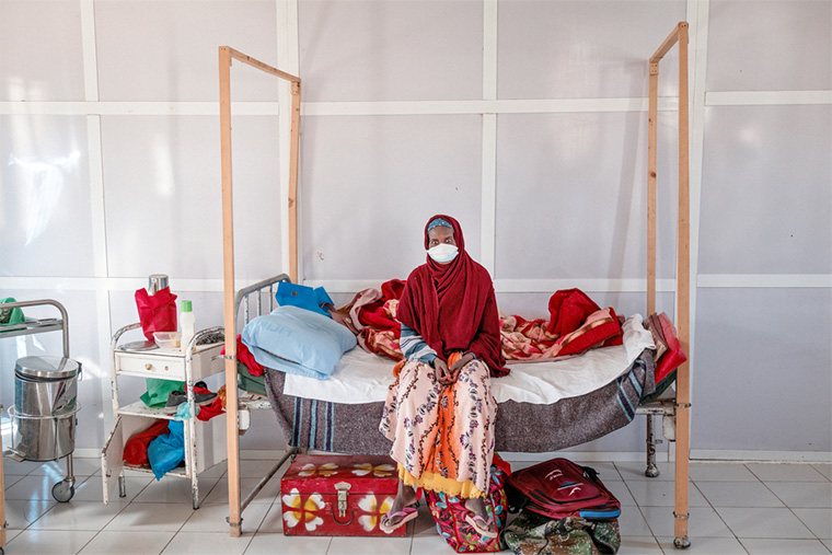 ソマリランドの首都ハルゲイサにある、MSFの薬剤耐性結核病棟で休むニモ・アブディさん（仮名）=2022年2月　Ⓒ Sean Sutton