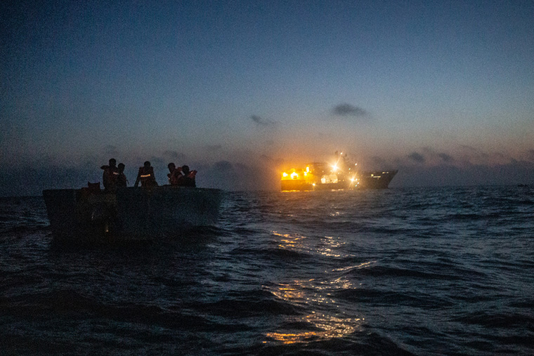 MSFは、アフリカや中東からリビアを経由して欧州を目指し、命がけで地中海を渡る移民・難民の海難捜索救助を行っている。5月11日の夜、遭難したボートから計96人を救助した＝2022年5月　Ⓒ Anna Pantelia/MSF