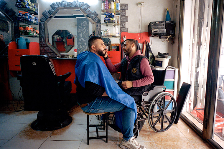 2021年にパレスチナ、ガザ市での空爆で負傷し、右足を切断したワヒディさん。妻や地域社会、MSFの心理士の支援により、理容師としての仕事を続けることができるようになった＝2022年4月　Ⓒ Giles Duley