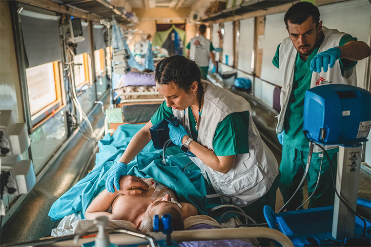 ウクライナ東部ポクロフスクから、西部リビウまで患者を搬送するMSFの医療列車。車内の集中治療室では、医療チームが重傷を負った患者の容体を診察する＝2022年5月　Ⓒ Andrii Ovod