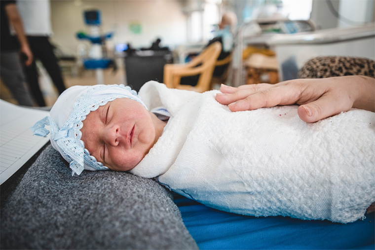 イラクのモスルで、数時間前に生まれた赤ちゃん。彼の母親は、出産のために77キロ離れたタル・アファルから来院した＝2022年6月　Ⓒ MSF/Florence Dozol