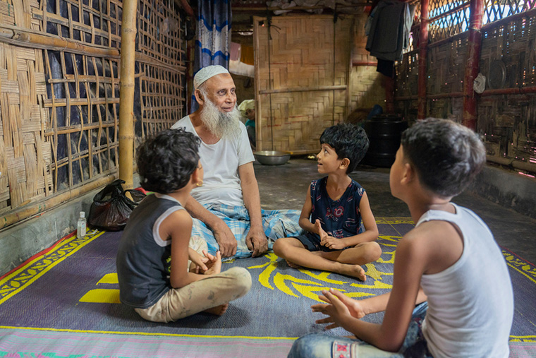 ロヒンギャ難民キャンプで暮らす、モハメド・フセインさん。ミャンマー国軍の残虐な掃討作戦により、ロヒンギャの人びとが故郷を追われて5年。いまもバングラデシュ、コックスバザールでは、約100万人が避難生活を送る＝2022年6月　Ⓒ Saikat Mojumder/MSF