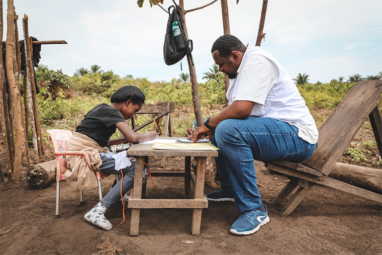 コンゴ民主共和国、クワマスの避難民施設でMSFの心理士と話す11歳の患者。MSFは暴力を目の当たりにして心の傷を抱えた人びとを支援するため、心のケアを提供している＝2022年9月　Ⓒ Johnny Vianney Bissakonou/MSF
