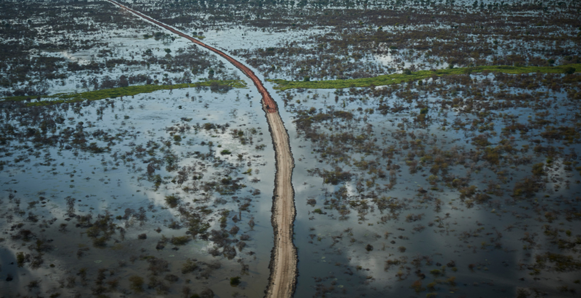 大規模な洪水により深刻な被害を受けた南スーダンのベンティウ。洪水は80キロの範囲に及んだ。建設中の道路と堤防を空から撮影した＝2022年8月　Ⓒ Christina Simons