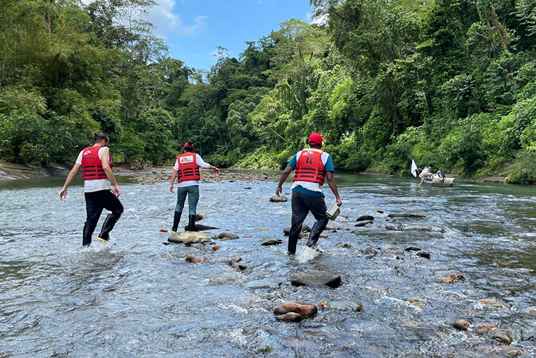 MSFのチームが、下痢やマラリア、栄養失調などの治療を行うため、川を横断して地域社会に向かう。コロンビアのアルト・バウドでは衝突や封鎖により、人びとは食糧や物資の不足、精神的な問題に直面している＝2022年11月　Ⓒ MSF/Santiago Valenzuela