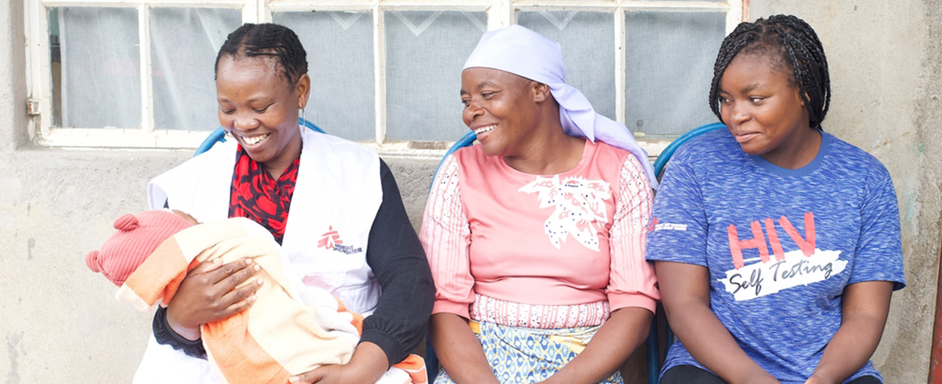 MSFのソーシャルワーカー、レラティブ（左）は、マーベラスさんが妊娠のサポートを求めてMSFの診療所に足を踏み入れた最初の日に、彼女を迎え入れた　Ⓒ Dorothy Meck/Afro Vision Trust