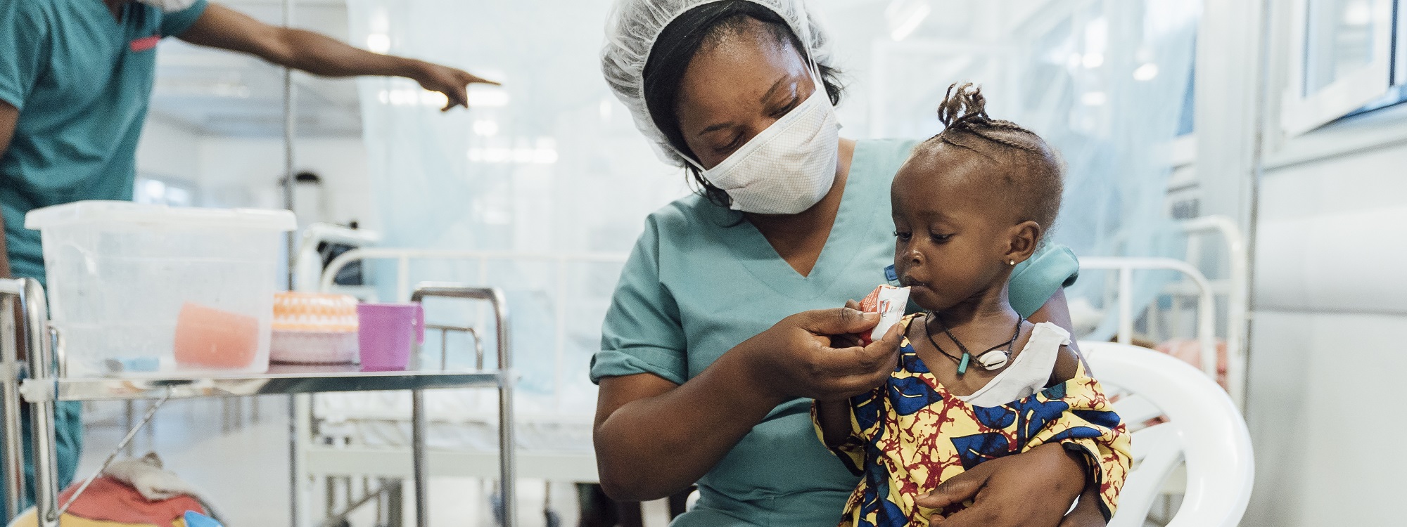 入院し、栄養失調とマラリア、肺炎の治療を受けているシエラレオネのシェクちゃん（2歳）。元気を取り戻しつつある　 © Peter Bräunig 