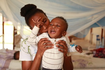 高熱と発疹に見舞われて<br> MSFの救急車で運ばれた男の子。<br> 栄養失調とマラリアの治療を受けた（カメルーン）<br> © Scott Hamilton/MSF