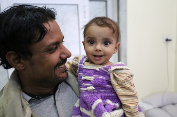 退院し、通院で栄養を続けている<br> 生後10カ月のラガドちゃん（イエメン）。<br> 毎週、父親と栄養治療食を取りに来ている　<br> © Trygve Thorson/MSF