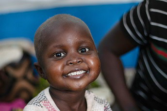 重度の栄養失調とマラリアから回復しつつある<br> 2歳のウイエラちゃん（コンゴ民主共和国）　<br> © MSF/Solen Mourlon