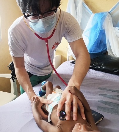 栄養失調の子どもを診る小児科医の蟹江信宏　© MSF