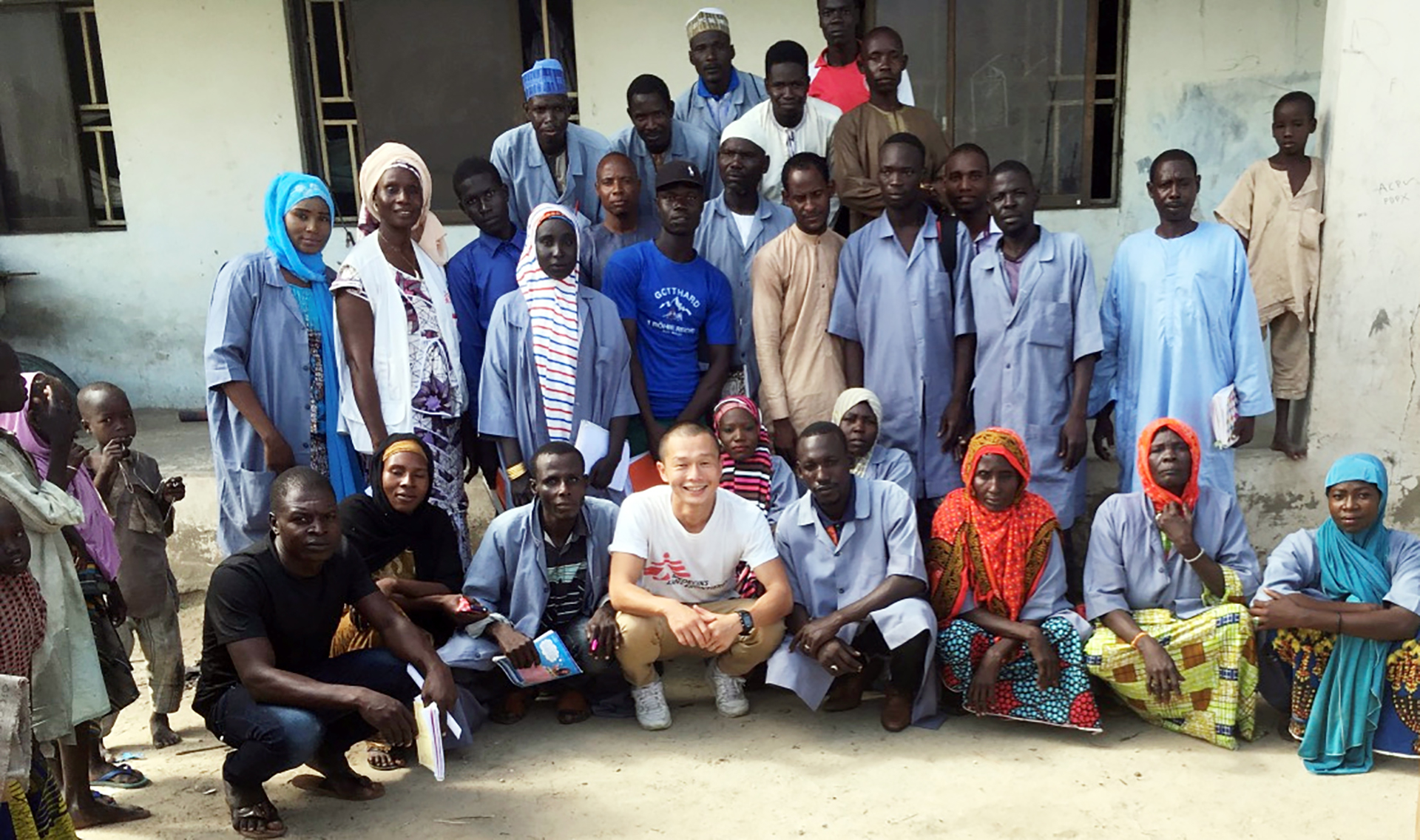 ナイジェリアの国内避難民キャンプでMSFによる疫学調査を主導。共に働いた地域の保健スタッフたちと＝2019年　© MSF