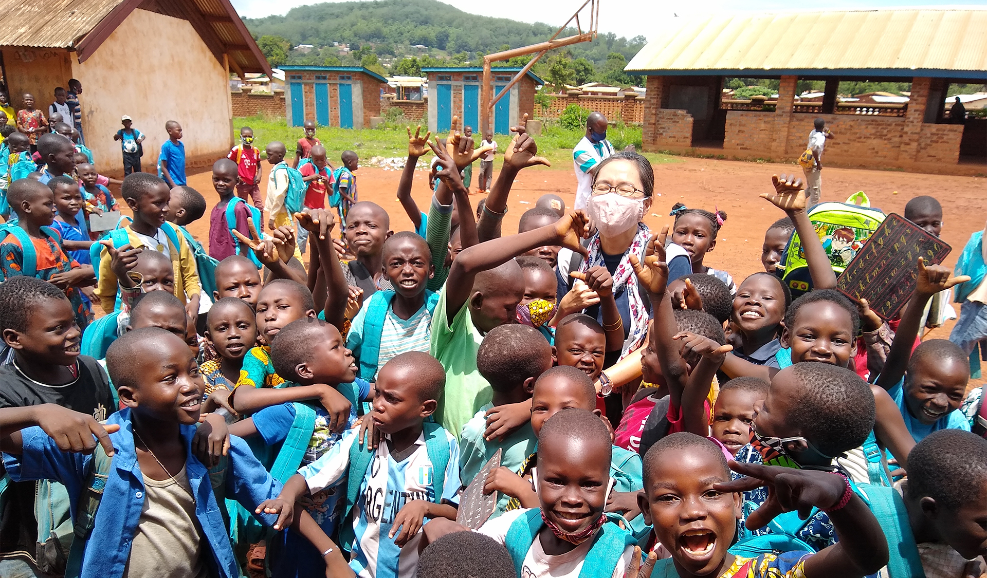中央アフリカ共和国で健康教育のため小学校を訪問。生徒たちと＝2021年　©MSF