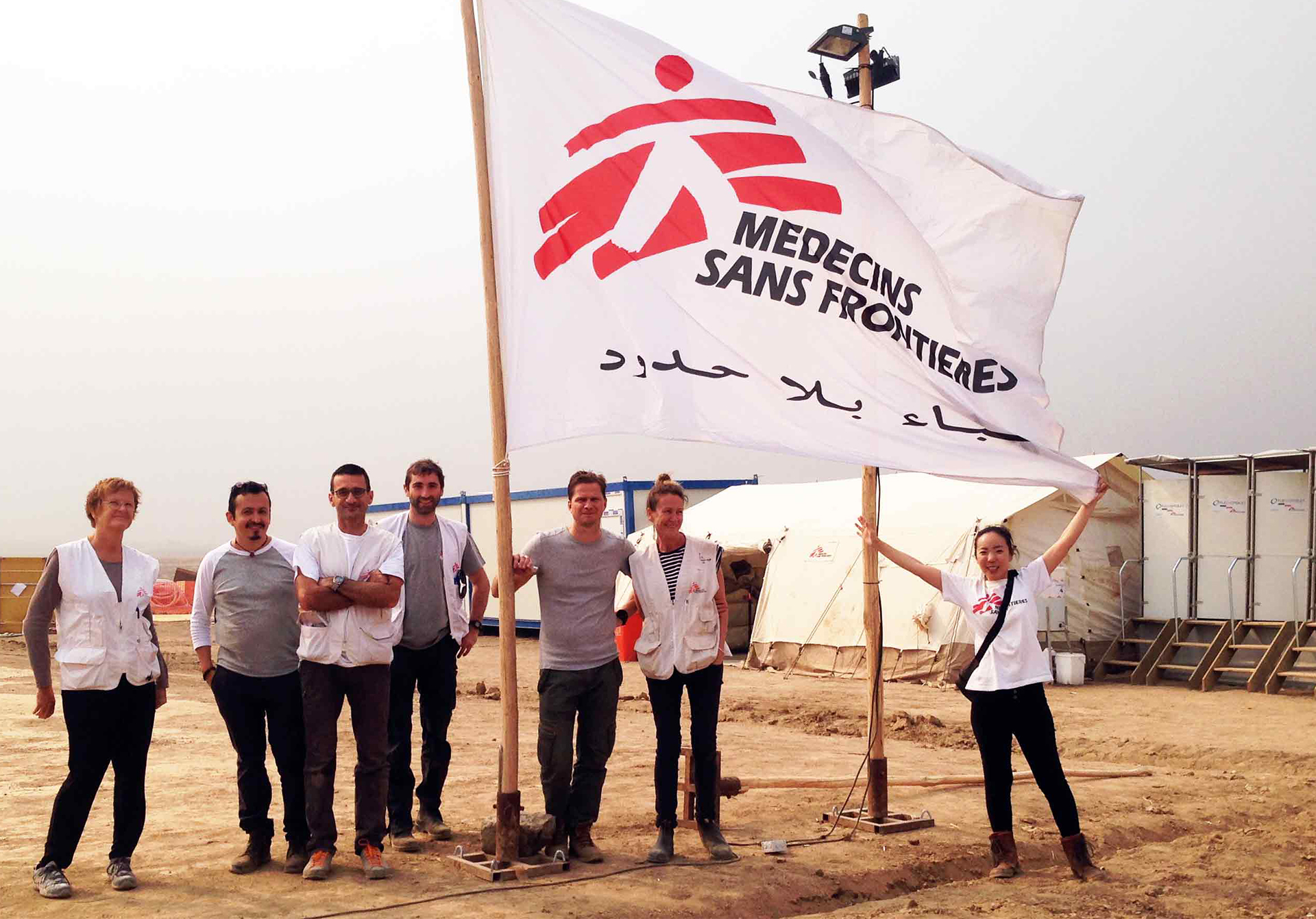 突然戦闘がぼっ発したイラクで緊急の外科プロジェクトを立ち上げた。たくさんの職種のスタッフが世界中から集まり何もない場所にテント病院を立てた　© MSF
