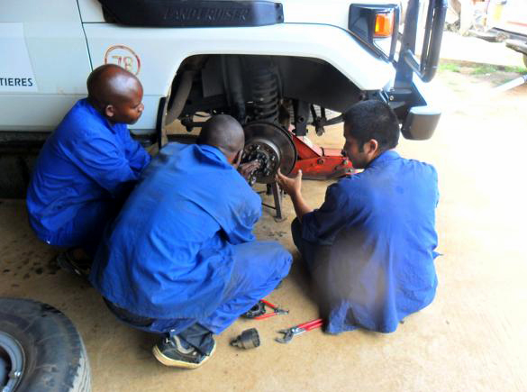 アフリカ南東部のマラウイで現地スタッフと共に自動車を整備＝2010年　© MSF