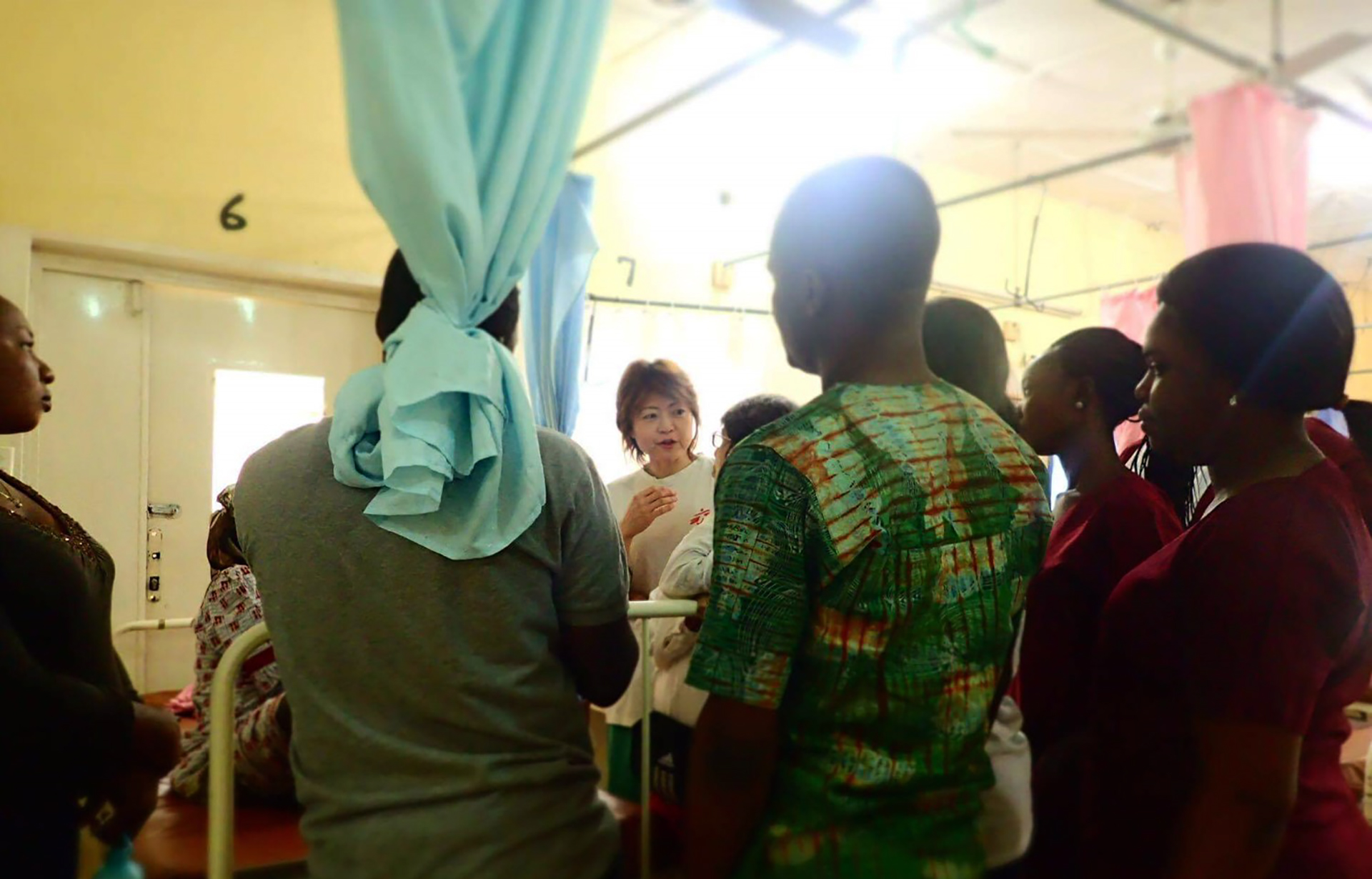 ナイジェリアで回診をする鈴木(中央)=2017年 © MSF