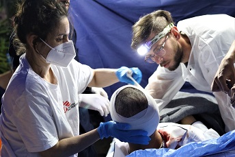 紛争地での緊急医療援助　© MSF