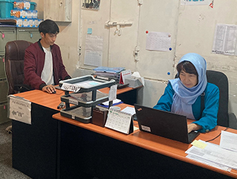 アフガニスタンのオフィスにて © MSF
