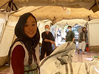 震災発生後、医療テントの設営にあたった村元　© MSF