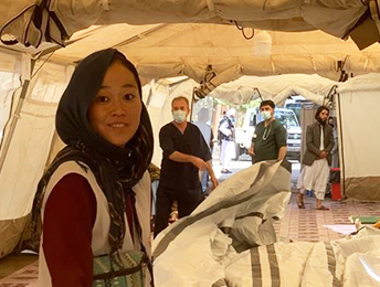 震災発生後、医療テントの設営にあたった村元 © MSF