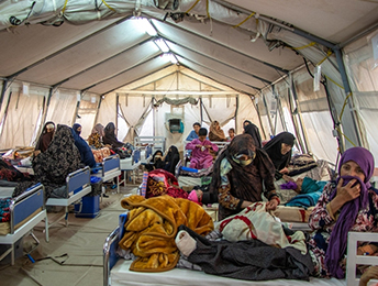 医療テントで多くの負傷者にケアが行われた　© Paul Odongo/MSF