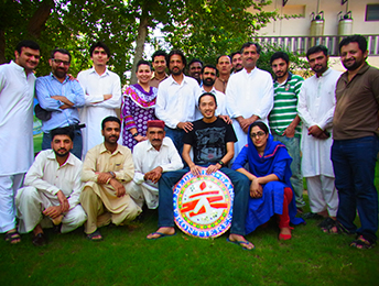 パキスタンで共に活動した仲間たちと　© MSF