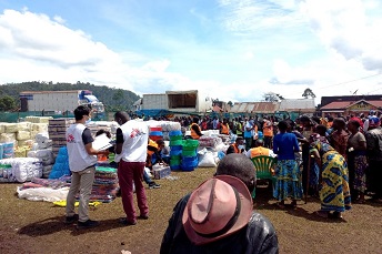 隣国で紛争が激化し大勢の人びとが逃れてきた。<br> 難民キャンプで救援物資を配布(左が大西) <br> © Théo Wanteu/MSF