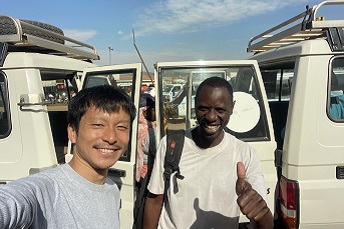 車両の管理もロジスティシャンの仕事だ <br> © MSF