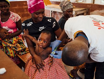 マラリアの治療を受ける子ども=2022年　© Oliver Barth/MSF
