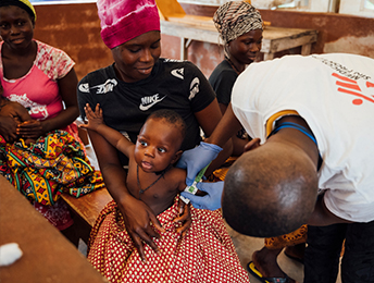 マラリアの治療を受ける子ども=2022年 © Oliver Barth/MSF
