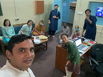 さまざまな職種のスタッフがチームとして働く。<br> パキスタンのオフィスにて　© MSF