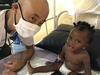 辻 直行(つじ なおゆき) リベリアの子ども病院にて<br> © MSF