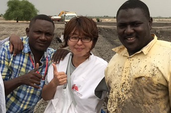 吉田 由希子(よしだ ゆきこ)、写真中央 <br> スーダンで共に働いた仲間と © MSF