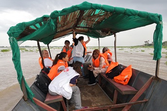 道路がない場所ではボートで現場に向かうことも<br> （スーダン）　© MSF