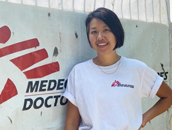 趙 悠蓮(ちょう ゆりょん) フィリピンのオフィス前で © MSF